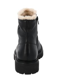 Stivaletto alla caviglia in pelle nera con superficie testurizzata, interno bianco morbido al colletto e suola in gomma con motivi profondi per la trazione.