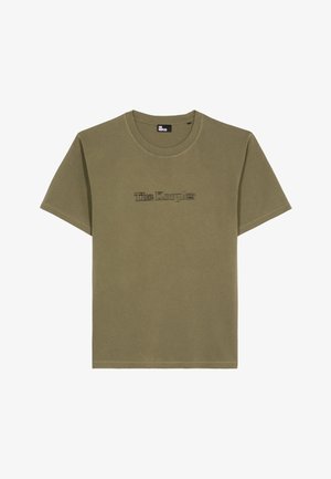 Olivegrünes T-Shirt mit kurzen Ärmeln und Rundhalsausschnitt, mit verschwommenem schwarzem Text-Logo, das zentral auf der Vorderseite platziert ist.
