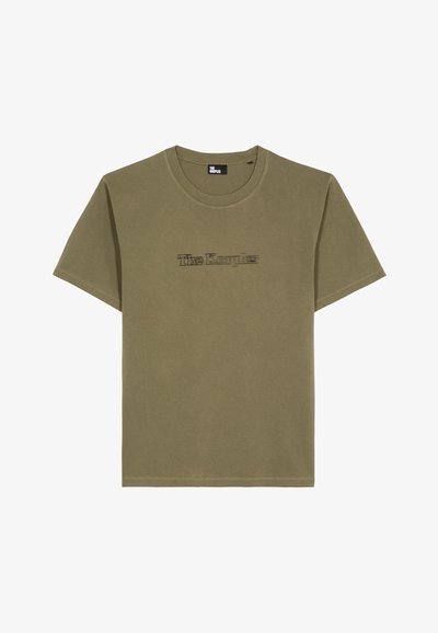 Camiseta de manga corta y cuello redondo en verde oliva con un logotipo de texto negro difuminado centrado en el frente.