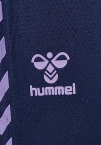 Granatowy materiał z jasnofioletowym logo "hummel" i symetrycznym wzorem. Wzór zawiera białe chevrony po lewej stronie.