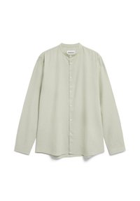 Lichtgroen overhemd met lange mouwen, een mandarinakraag, knoopsluiting aan de voorkant en een ontspannen pasvorm. De stof lijkt zacht en heeft een subtiele textuur.