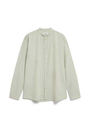Hellgrünes Langarmhemd mit Stehkragen, vorderem Knopfverschluss und lockerer Passform. Der Stoff wirkt weich und hat eine subtile Textur.