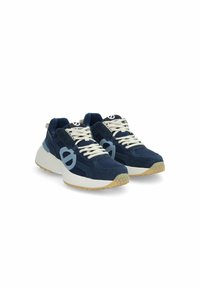 Marineblaue Sportschuhe mit einem Obermaterial aus Mesh und Wildleder, weißen Schnürsenkeln und einer strukturierten Gummisohle mit einem hellbraunen Akzent.
