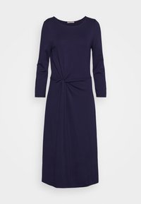 Granatowa sukienka z długimi rękawami i okrągłym dekoltem, z akcentem w postaci skręconego węzła w talii oraz gładką, miękką teksturą.