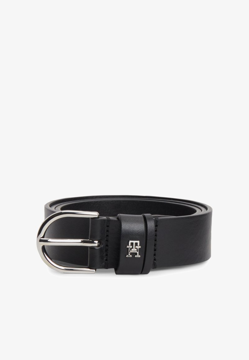 Ceinture en cuir noir enroulée avec une boucle métallique argentée et un petit logo argenté sur la boucle de ceinture.