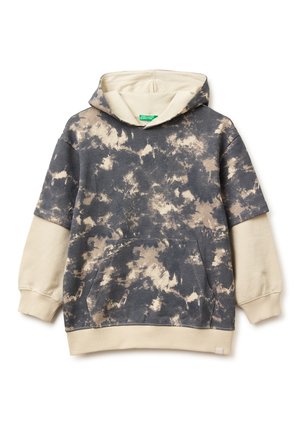 Kapuzensweatshirt mit beigen Ärmeln und Kapuze, mit einem schwarz-beigen Batikmuster am Körper und auf der vorderen Kängurutasche.