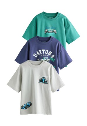 Drei kurzärmlige T-Shirts im Rennsport-Design in Türkis, Marineblau und Beige, jeweils mit Rennwagen-Grafiken und Text auf der Vorderseite.