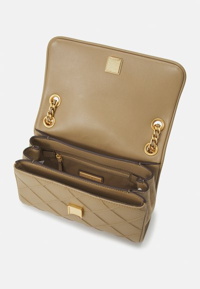 Tory Burch FLEMING SOFT SMALL CONVERTIBLE SHOULDER - Skuldertasker - pebblestone
