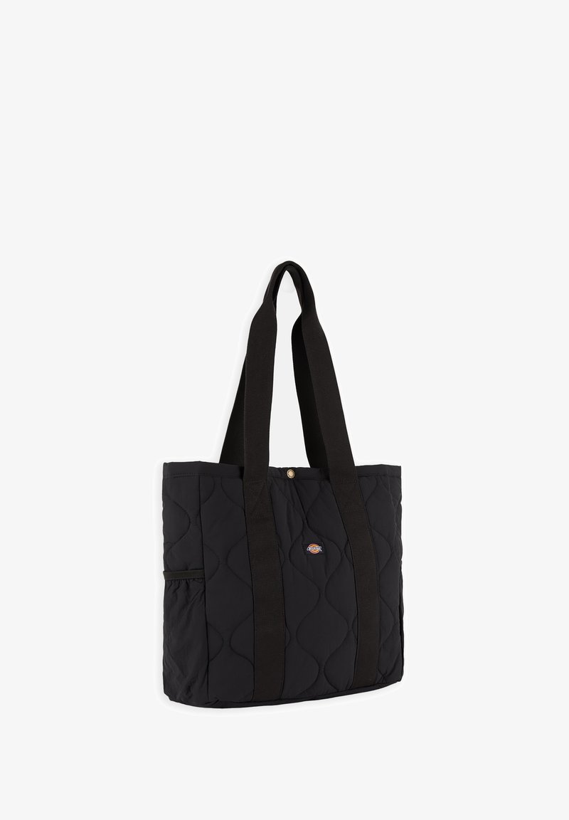 Sac cabas matelassé noir avec longues anses, petite étiquette logo sur le devant et poche élastique sur le côté.