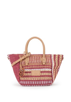 Geweven tote bag met bordeaux, beige en witte strepen, voorzien van lichtbruine leren handvatten, afneembare schouderriem en een ronde leren hanger.