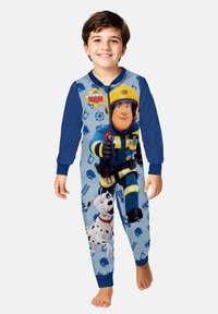 Pigiama intero blu con design da pompiere, dettagli gialli, stampa di personaggi dei cartoni animati e motivo dalmata su tessuto azzurro chiaro.