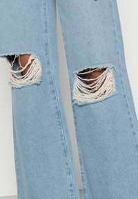 ONLY ONLHOPE WIDE REA - Calças de ganga de corte relaxado - light blue denim
