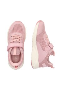 Helle rosa Sportschuhe mit Mesh-Obermaterial, verstellbarem Riemen, weißer Gummisohle und strukturierten Details an den Seiten.