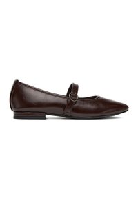 Zapatos planos de cuero marrón con punta estrecha y una sutil correa con una hebilla circular. Tacón bajo y sólido. Textura de superficie suave.