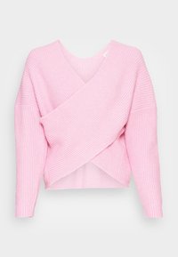 Różowy sweter owijany na drutach z dekoltem w szpic, długimi rękawami i fakturowanym wzorem prążkowanym. Linia dolna jest ukośna, a krój luźny.