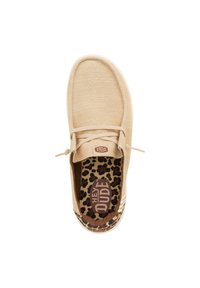 Chaussure slip-on en toile beige avec des lacets beiges et une semelle intérieure imprimée léopard. Présente une surface texturée et un design à bout arrondi.