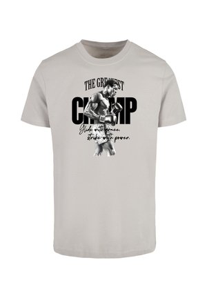 Tricou din bumbac gri deschis, cu un grafic alb-negru al unui boxer, având textul "CEL MAI MARE CAMPION" și un citat dedesubt.