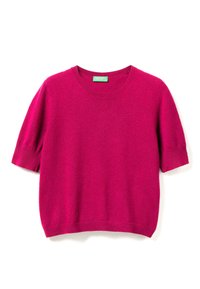 Krótki sweter z rękawami w intensywnym fuksjowym kolorze, wykonany z miękkiej dzianiny, z prążkowanym okrągłym dekoltem i dołem, o luźnym kroju.