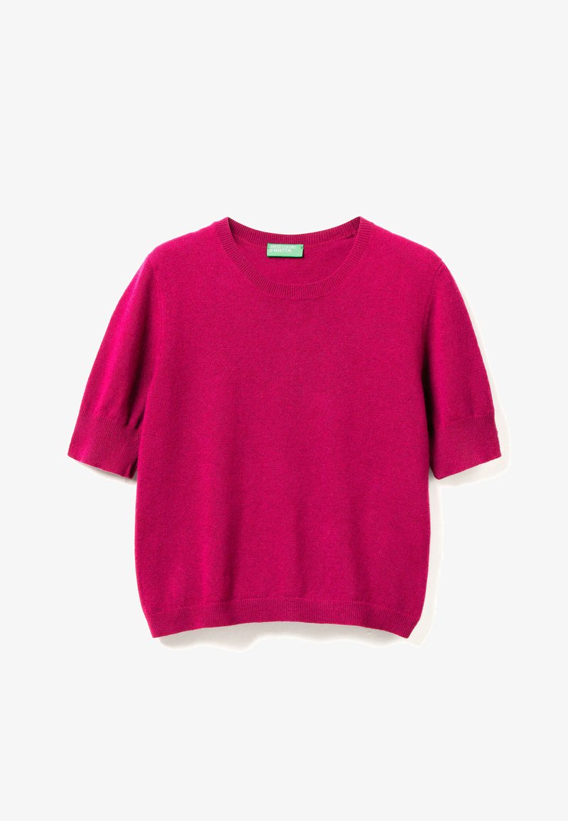 Krótki sweter z rękawami w intensywnym fuksjowym kolorze, wykonany z miękkiej dzianiny, z prążkowanym okrągłym dekoltem i dołem, o luźnym kroju.