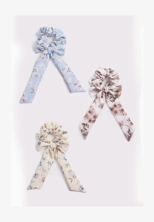 Drie stoffen haaraccessoires: lichtblauw met bloemmotieven, zachtbeige met bloemen, en roze met bloemontwerpen, elk met lintstaarten.