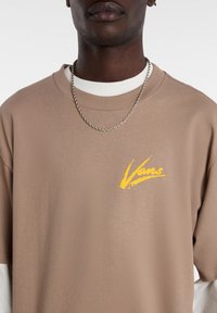 Vans BRUSH SCRIPT LOOSE FIT - Print T-shirt - desert taupe