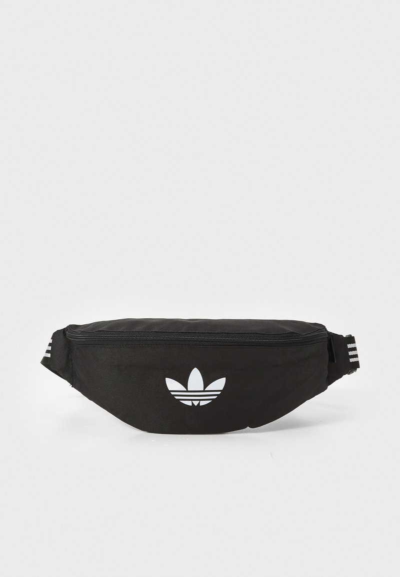 Fekete szövet deréktáska elülső cipzárral, fehér Adidas logóval és három fehér csíkkal a állítható pánton.