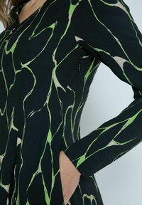 PEPPERCORN PARKER ODETTE SHORT - Dnevna haljina - p foliage green print