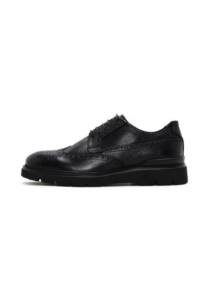 Schwarze, geschnürte Lederschuhe mit strukturiertem Finish, Broguemuster und einer robusten Gummisohle mit Rillen für besseren Halt.