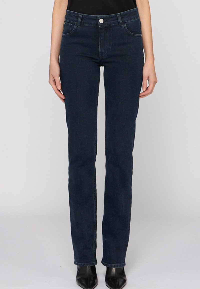 Tmavě modré rovné džíny vyrobené z denimu. Mají pět kapes, poutka na opasek a zapínání na předním knoflíku. Hladká textura a klasický design.