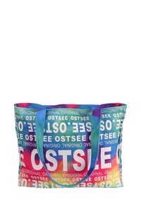 Sac fourre-tout multicolore avec le texte "OSTSEE", fabriqué à partir d'un tissu durable, présentant de grandes poignées et un design en dégradé vibrant de bleu, violet et rose.