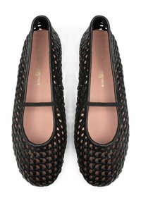 Pantofi ballet țesuți negri cu un design deschis, vârf rotund și margine elastică. Căptușeală interioară netedă de culoare roz deschis. Material ușor și respirabil.