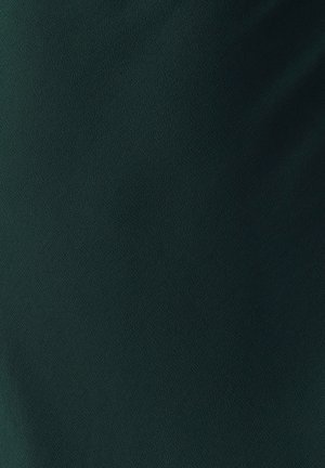 Tessuto di un verde scuro con una texture e pieghe sottili, creando un aspetto superficiale morbido e liscio.