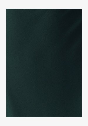 Tessuto di un verde scuro con una texture e pieghe sottili, creando un aspetto superficiale morbido e liscio.