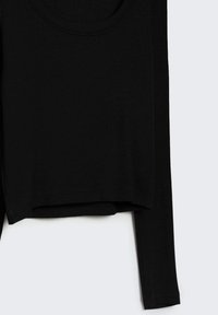 Musta pitkähihainen paita, joka on valmistettu riipputekstiilistä ja jossa on pyöreä kaula-aukko sekä lyhennetty malli. Rakenteellinen pinta ilman lisäyksityiskohtia.