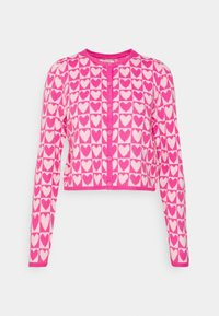 Krótki kardigan w różowo-białym kolorze, z wzorem serca, długimi rękawami i zapięciem na guziki z przodu. Miękka dzianinowa faktura.