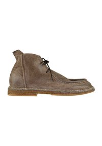 Stivali ankle in suede grigio-marrone. Presentano un punta arrotondata, una chiusura con lacci singoli e una suola in gomma resistente con dettagli di cucitura laterale.