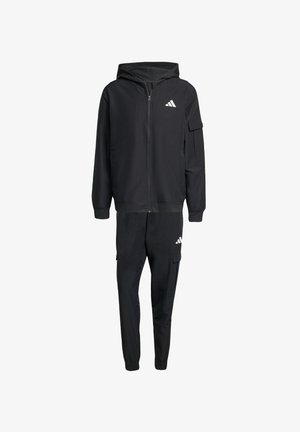 Čierny atletický tréningový komplet pozostávajúci z mikiny na zips s bočnými vreckami a zodpovedajúcich joggerov s cargo vreckami, vyrobený z hladkej, elastickej látky.