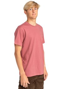 Billabong STACKED ARCH PKT - Camiseta estampada - rdu