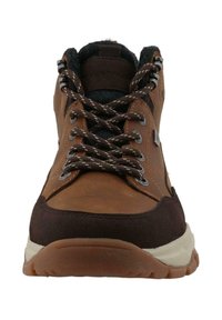 Botas de senderismo marrones con una parte superior de cuero y tela, puntera texturizada en marrón oscuro, ojales metálicos y suela en tono beige contrastante.