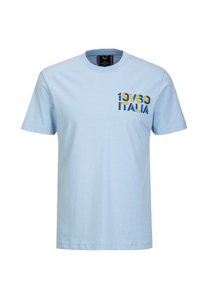 Hellblaues T-Shirt mit kurzen Ärmeln und "1969 ITALIA"-Logo in Gelb, Blau und Schwarz auf der linken Brust.