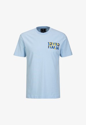 Hellblaues T-Shirt mit kurzen Ärmeln und "1969 ITALIA"-Logo in Gelb, Blau und Schwarz auf der linken Brust.