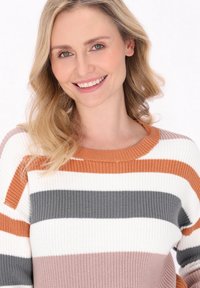 Maglione a righe multicolore con arancione, bianco, grigio e rosa, con scollo tondo e tessuto a trama.