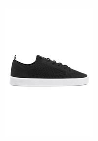 Czarne dzianinowe sneakersy z teksturowaną cholewką, białą gumową podeszwą, sześcioma oczkami i pętelką z tyłu ułatwiającą zakładanie.