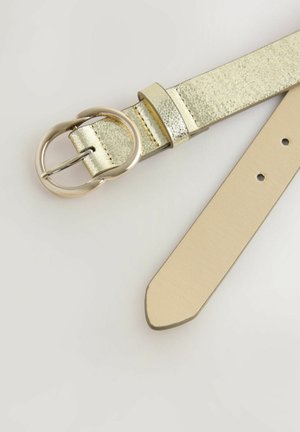 Cinturón metálico dorado con un acabado brillante y texturizado, y una hebilla redonda de plata. La correa es beige, con una superficie lisa y punta afilada.