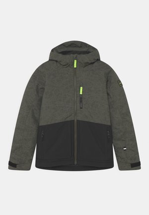 Chaqueta verde y negra con capucha, cremallera frontal completa, dos bolsillos inferiores con cremallera y un bolsillo en el pecho con cremallera y tiradores en verde neón.
