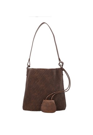 Braune geflochtene Ledertasche mit einem einzelnen Schulterriemen und einem kleinen angebrachten Täschchen vor weißem Hintergrund.