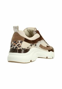 Sneaker met een mix van gestructureerd bruin suède en een luipaardpatroon, voorzien van een witte gevoerde zool en een trekhaak bij de hiel.