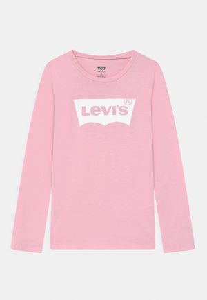 Różowa koszula z długim rękawem, okrągłym dekoltem i białym logo Levi's na środku.