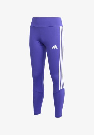 Paarse sportlegging met wit Adidas-logo op de dij en drie witte strepen langs de buitenzijden van de benen.