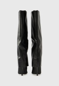 Čierne vysoké čižmy po kolená z hladkej kože s priliehavým strihom, ozdobené blokovým podpätkom a minimálnym prešívaním.